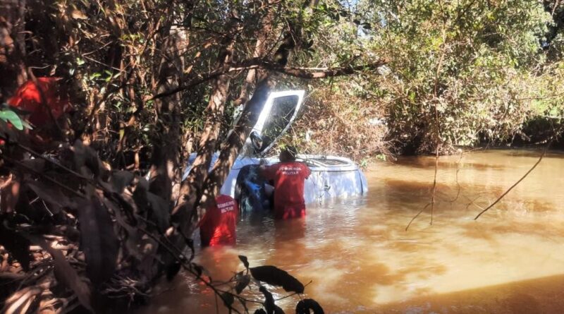 Bombeiros resgatam corpos de vítimas após queda de carro de ponte na MT-241