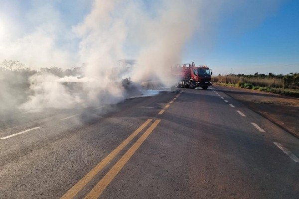 18:10 - 
							Carreta que transportava óleo vegetal pega fogo e fica destruída