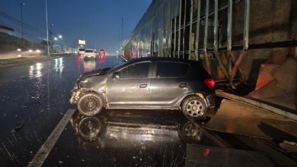 18:25 - 
							Condutor de Onix perde controle de veículo que aquaplana durante chuva e colide contra trincheira