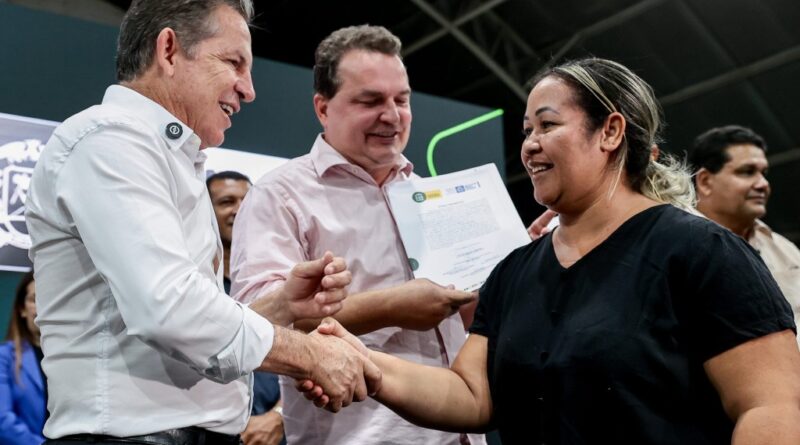 Governo de MT põe fim à espera de 20 anos e entrega títulos definitivos para moradores do Residencial 8 de Março