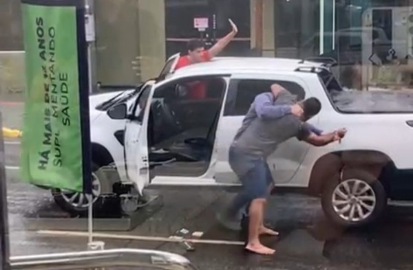 Motorista é esfaqueado durante briga causada por batida entre carros; veja vídeo :: Notícias de MT