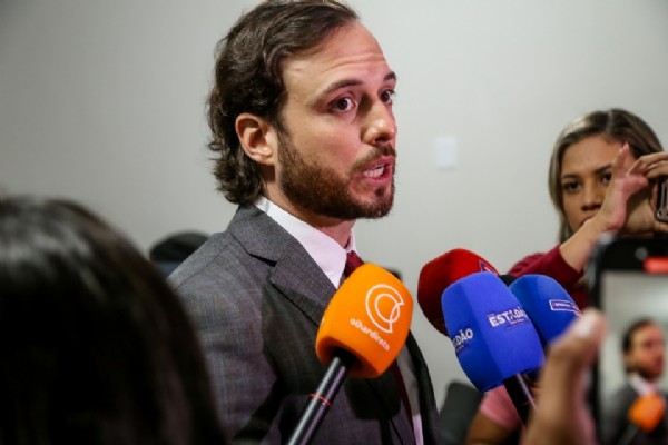 17:19 - 
							Relator cita tumulto em outra CPI e rejeita ouvir Emanuel nas Fraudes Fiscais: palanque desnecessário