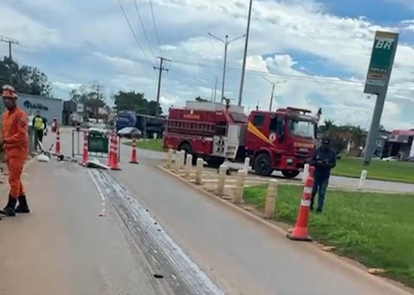 18:52 - 
							Mulher é atropelada por caminhão e morre com as pernas dilaceradas