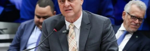 07:42 - 
							Fávaro afirma que Brasil seguirá negociando com China e EUA: não vamos escolher lado