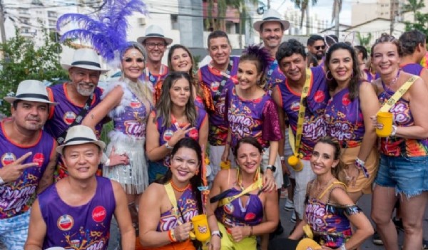 14:19 - 
							Turma da Laje 2026: bloco tradicional faz releitura do carnaval de salão no Allure Music Hall